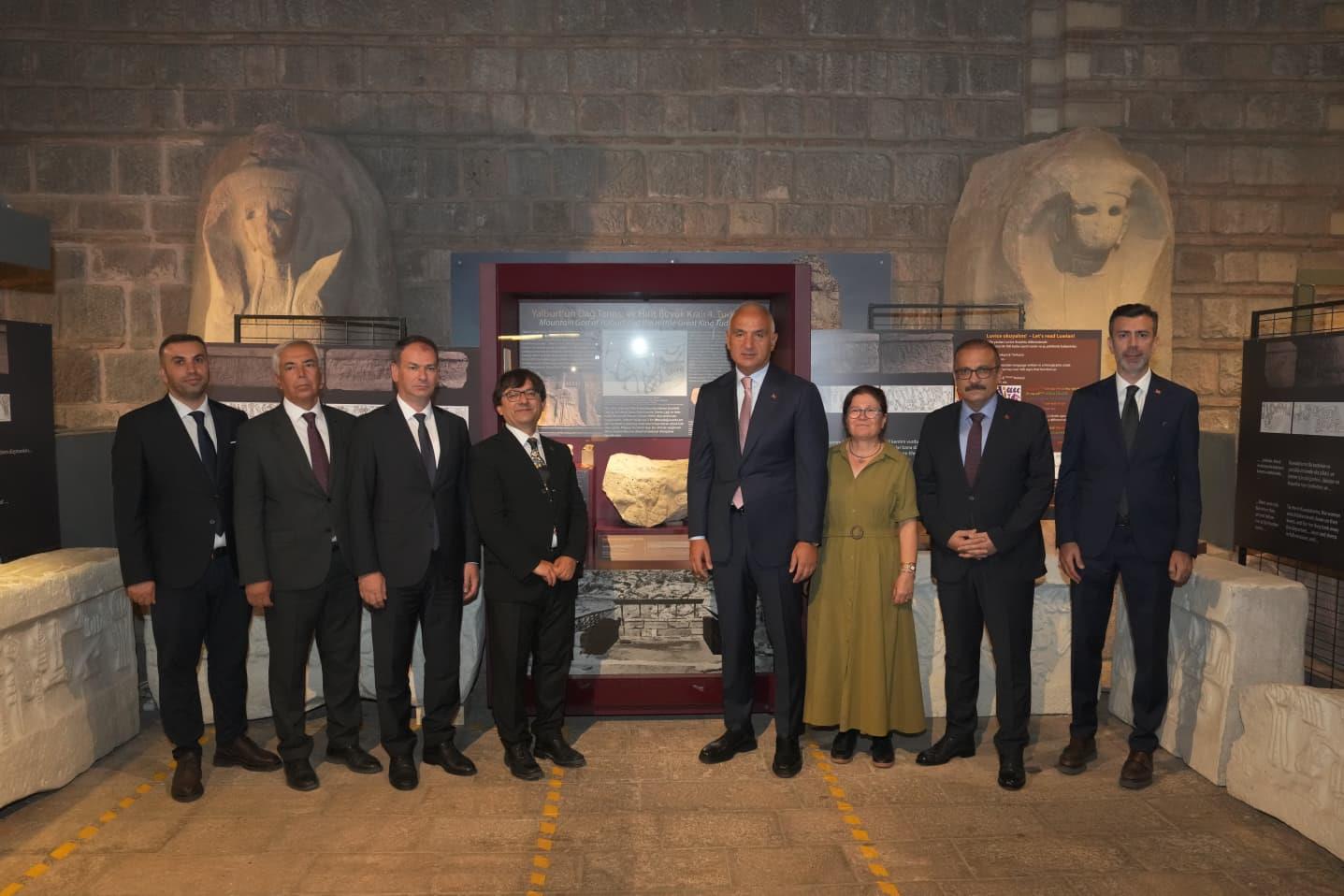 BAKAN ERSOY, HİTİT İMPARATORLUĞUNUN İZLERİNİ TAŞIYAN SERGİYİ ZİYARET ETTİ