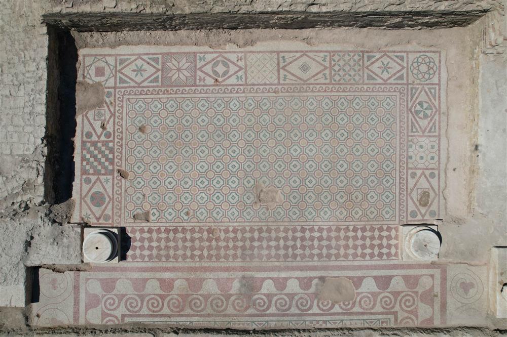 POMPEIOPOLIS’TE BİNLERCE YILLIK MİRAS GÜN IŞIĞINA KAVUŞTU! 105 METREKARELİK MOZAİK ORTAYA ÇIKARILDI